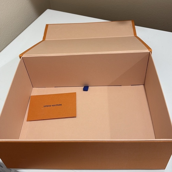 Louis Vuitton Large Magnetic Closure Box with Dust Cloth—New Condition!! - Picture 9 of 9